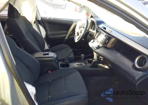 2018 Toyota Rav4 Xle z USA, uszkodzony, nr VIN 2T3RFREV6JW844376